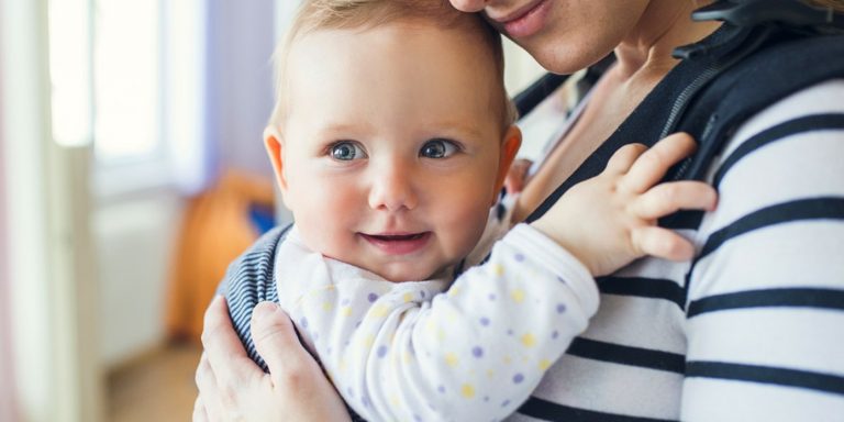 Bogato dete cesto sedi u krilu siromasne majke
