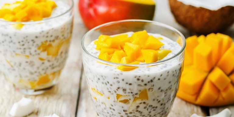 Puding od čia semenki, manga i kokosovog mleka
