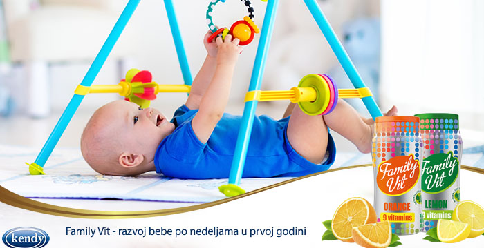 Beba u 8. nedelji: Počeće da uživa gledajući u pokretne ukrase i igračke okačene iznad nje i počeće sa njihovim hvatanjem