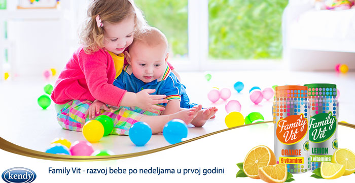 Beba u 30. nedelji: Kada se ona igra na podu, sedite pored nje tako da Vas vidi dok puzi