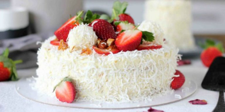 Lukina rodjendanska torta sa belom čokoladom, jagodama i kokosom