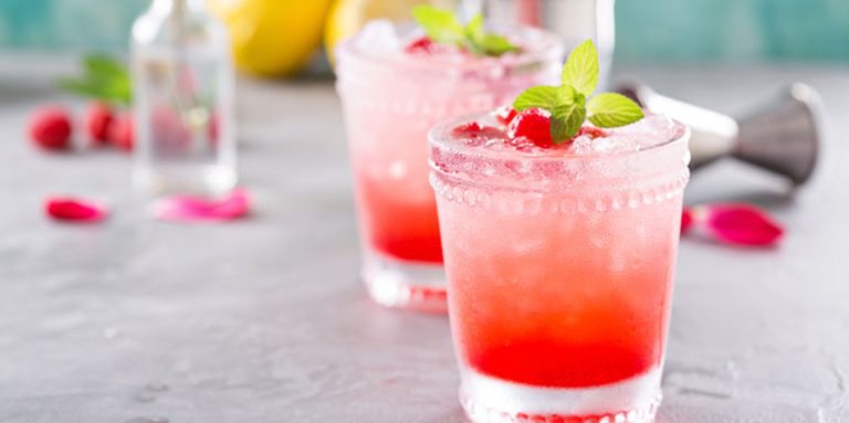 Mohito koktel sa jagodama, mentom i limetom