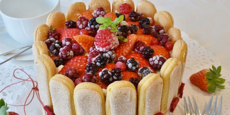 Nepečena torta sa jagodama: Osvežavajuća, laka za pripremu a topi se u ustima! (RECEPT)