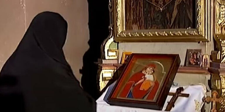 Posle molitvi pred čudotvornom ikonom žene ostaju u drugom stanju