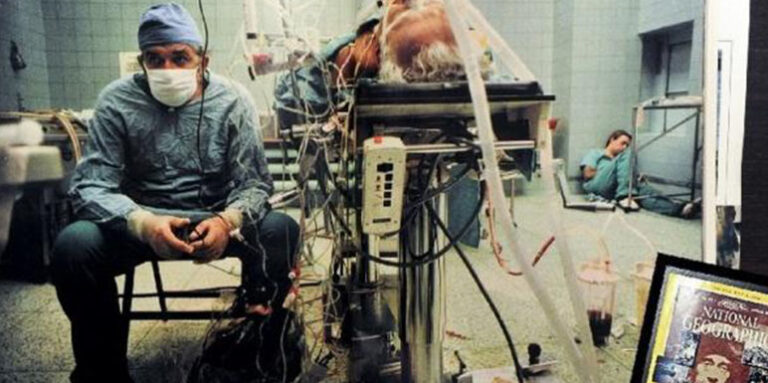 Pre 30 godina jedan hirurg odlučio je da se bori za otpisanog pacijenta: Tada je nastala ova ISTORIJSKA fotografija!