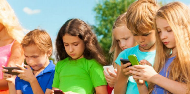 Zavisnost dece od ekrana: Mobilni telefoni i tableti utiču na razvoj agresije i lošu koncentraciju