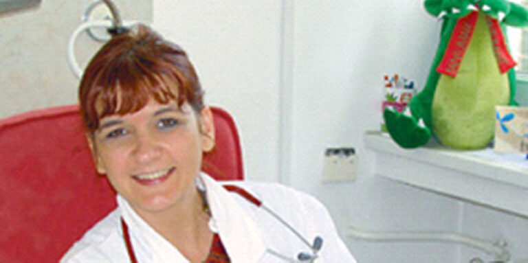 Doktorka koja roditelje uči kako da svoju decu leče dodirom