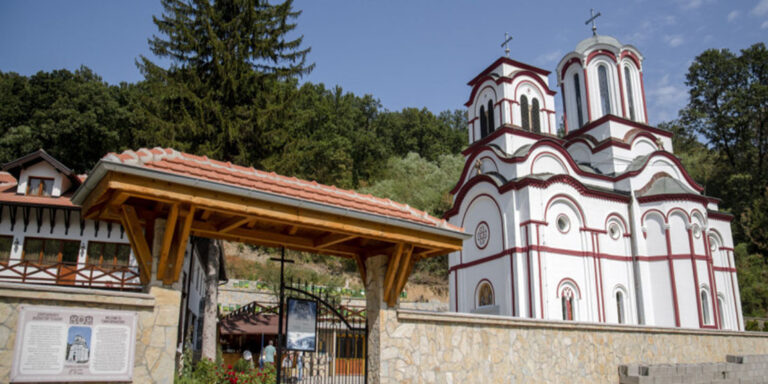 ČUDO POSLE MOLITVE U MANASTIRU TUMANE: Bračni par šest godina nije mogao da dobije dete, NA VELIKI PRAZNIK DOBILI SU DAR OD BOGA!