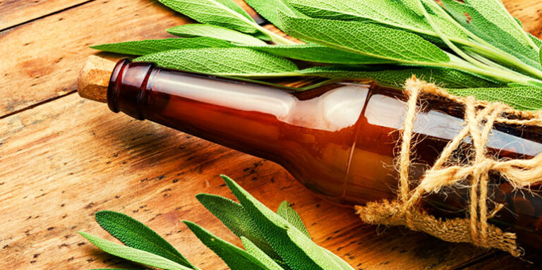 Rakija od ŽALFIJE i MEDA: Za infekcije disajnih puteva, usne šupljine i želučanih smetnji (RECEPT)