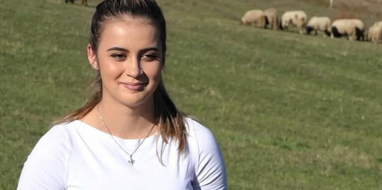 OVAKVIH DEVOJAKA JOŠ UVEK IMA: Lepa kao lutka, nosi opanke, čuva ovce, a upisala AKADEMIJU! (VIDEO)