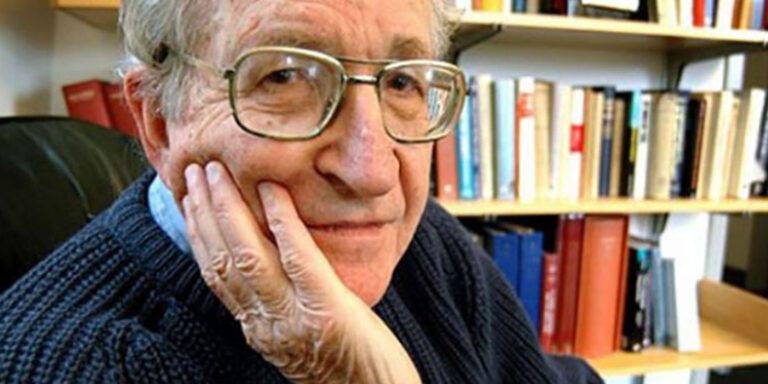 Noam Čomski o štetnosti ocenjivanja: Stvara se podela na “glupe” i “pametne”