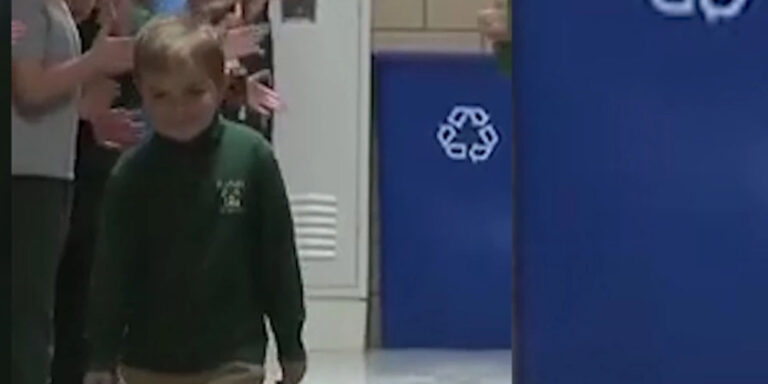 LEKCIJA IZ LJUDSKOSTI – Ovako su drugari u školi dočekali dečaka koji je pobedio leukemiju! (VIDEO)